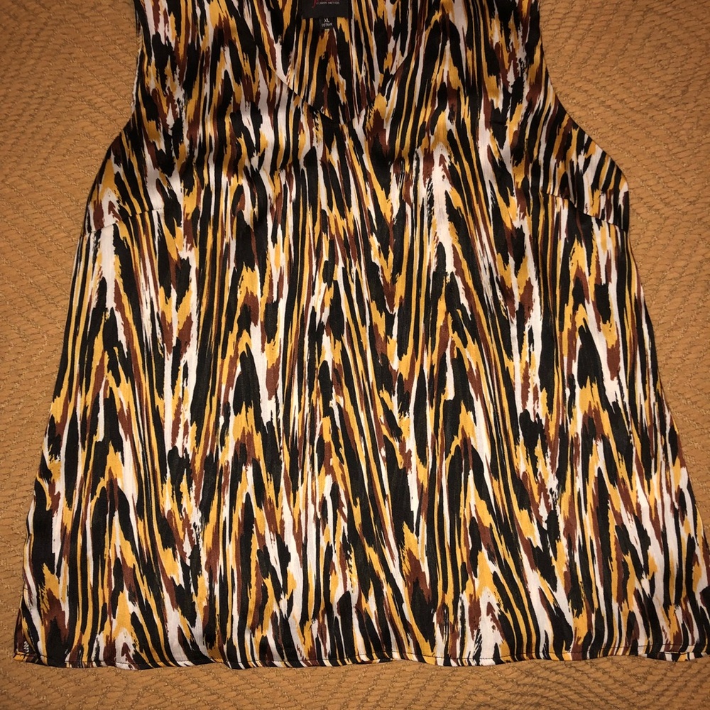 Multi color sleevesless V neck blouse. XL